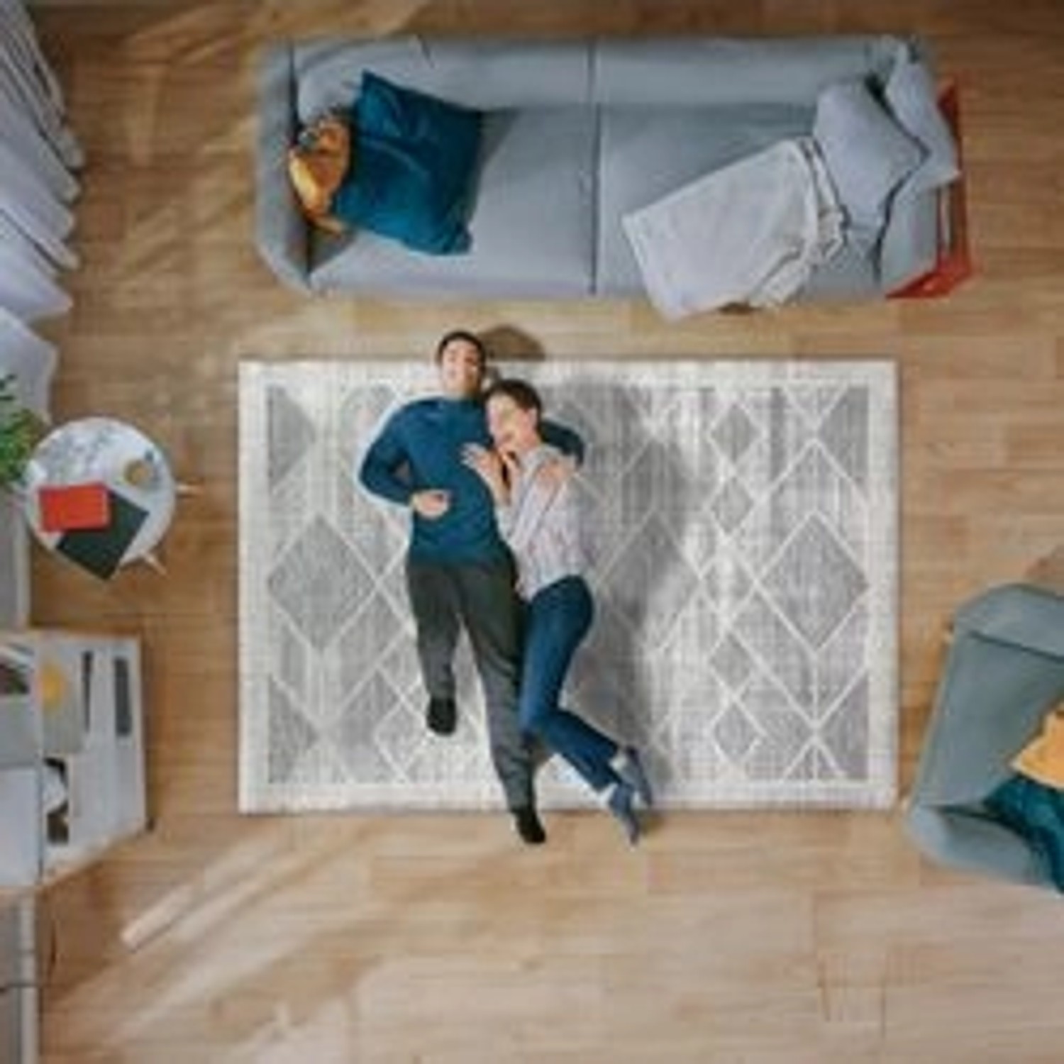 Grauer Hochflor Teppich Esso 200x290 cm mit geometrischem Muster im Wohnzimmer.