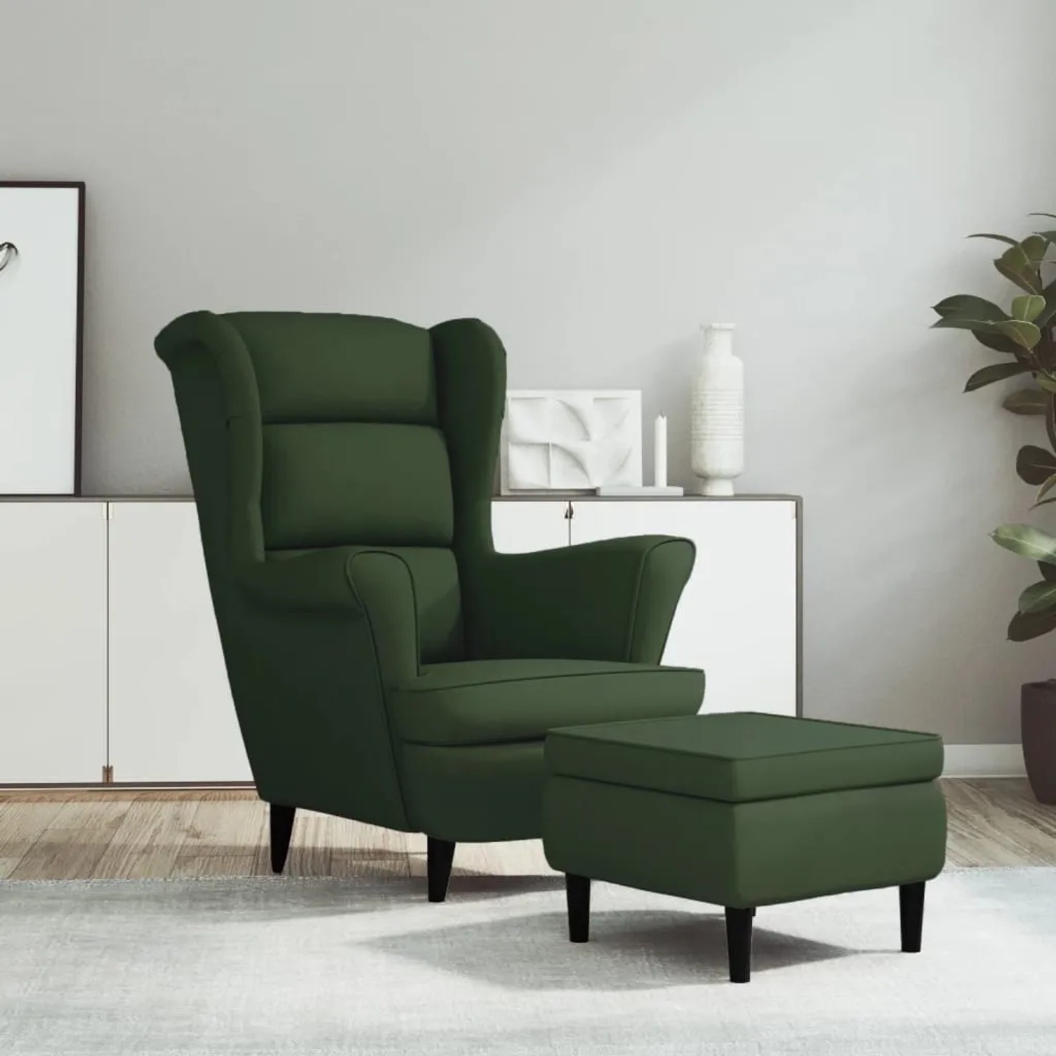 Ohrensessel mit Hocker, dunkelgrünem Samtbezug. Relaxsessel für Wohnzimmer.