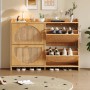 Schmaler Schuhschrank Natur Holzoptik mit Rattan-Türen, 4 Klapptüren, 8 Fächern und offener Ablage unten.