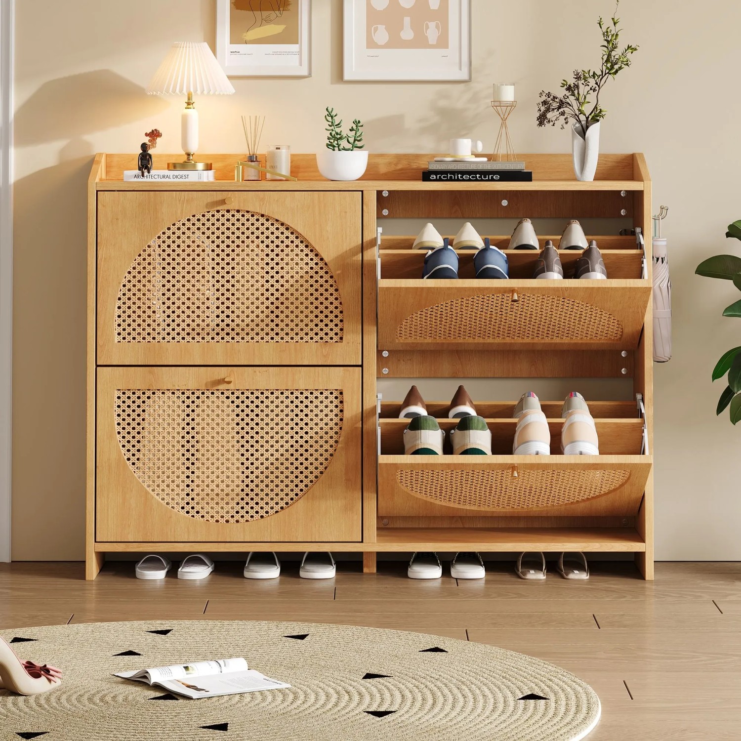 Schmaler Schuhschrank Natur Holzoptik mit Rattan-Türen, 4 Klapptüren, 8 Fächern und offener Ablage unten.