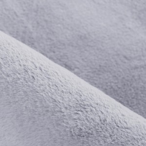 Detailaufnahme: Silberner Ayyildiz Kurzflorteppich Pouffy, weicher Flor.