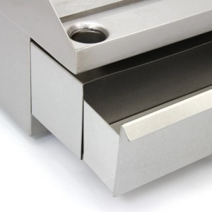 Detailaufnahme der Fettablaufrinne des Monstershop Gastro Grills 50cm.