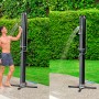Bestway Solarflow Gartendusche 35 l: Schwarze Outdoor-Dusche mit Mann unter der Dusche im Garten.