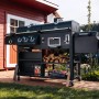 Jamestown Kombigrill Drake: Gas-, Holzkohle- und Smoker-Grill in Schwarz mit Ablageflächen und Rädern.