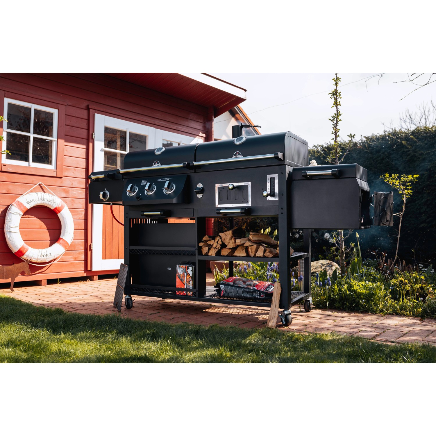 Jamestown Kombigrill Drake: Gas-, Holzkohle- und Smoker-Grill in Schwarz mit Ablageflächen und Rädern.