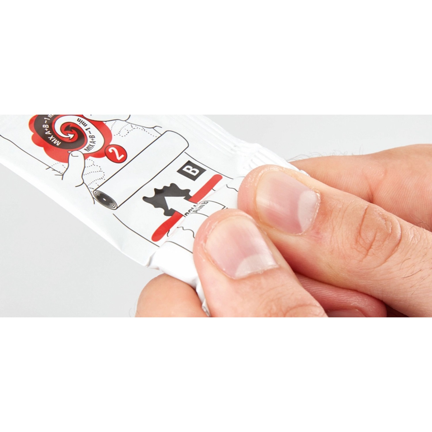 Anwendung des Fischer Bad Klebers (2x4g): Kleben statt Bohren im Badezimmer.