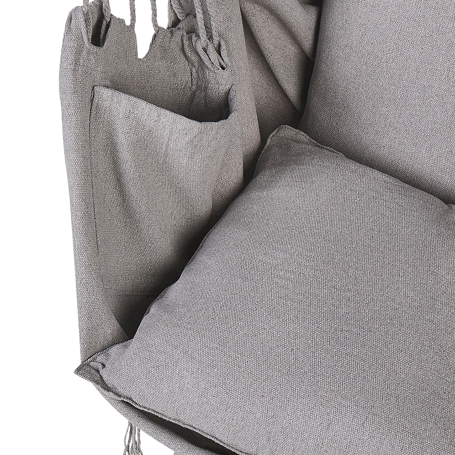 Detailaufnahme: Grauer Beliani Hängesessel mit Kissen und Tasche.