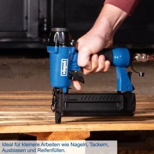 Scheppach HC30O Kompressor im Einsatz: Blaue Druckluftpistole zum Nageln/Tackern auf Holzpalette.