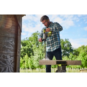 Ryobi Akku-SDS-Bohrhammer RSDS18BL-0 in Aktion beim Bohren von Beton.