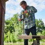Ryobi Akku-SDS-Bohrhammer RSDS18BL-0 in Aktion beim Bohren von Beton.