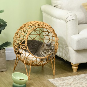Pawhut Rattan Katzenkorb mit Kissen, erhöhtes Design. Katze liegt entspannt im Katzenhaus.