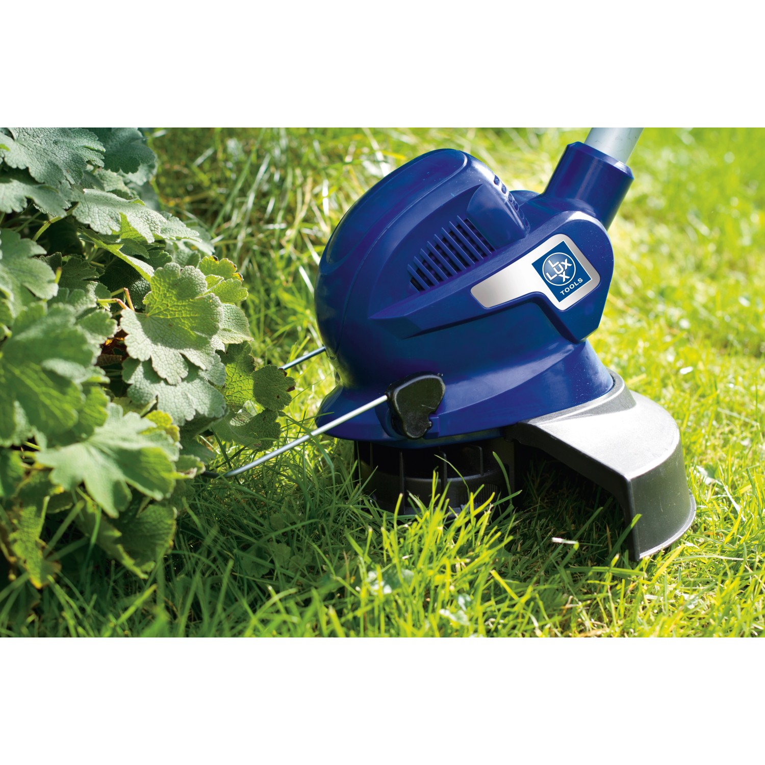 LUX Trimmer mit 1,6 mm Faden im Einsatz zum Rasentrimmen.