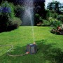 Gardena Comfort Vielflächenregner AquaContour bewässert Rasenfläche im Garten.