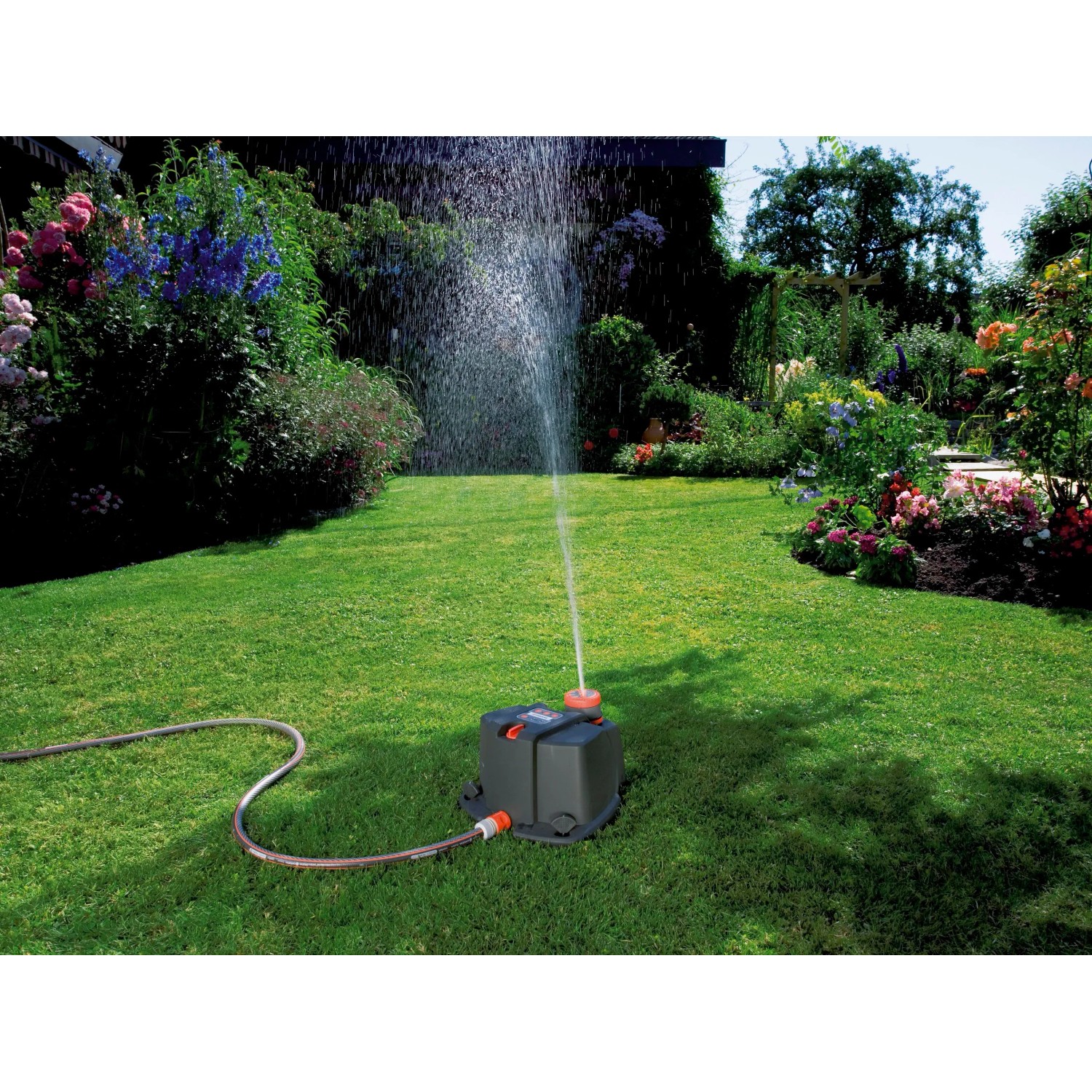 Gardena Comfort Vielflächenregner AquaContour bewässert Rasenfläche im Garten.