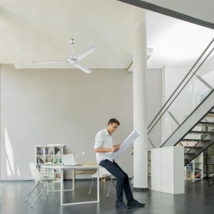 Silberner WESTINGHOUSE Deckenventilator Industrial 142 cm mit Wandschalter in modernem Wohnraum.