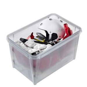Transparente SmartStore Dry 45 Aufbewahrungsbox mit Winterausrüstung wie Helm und Handschuhen.