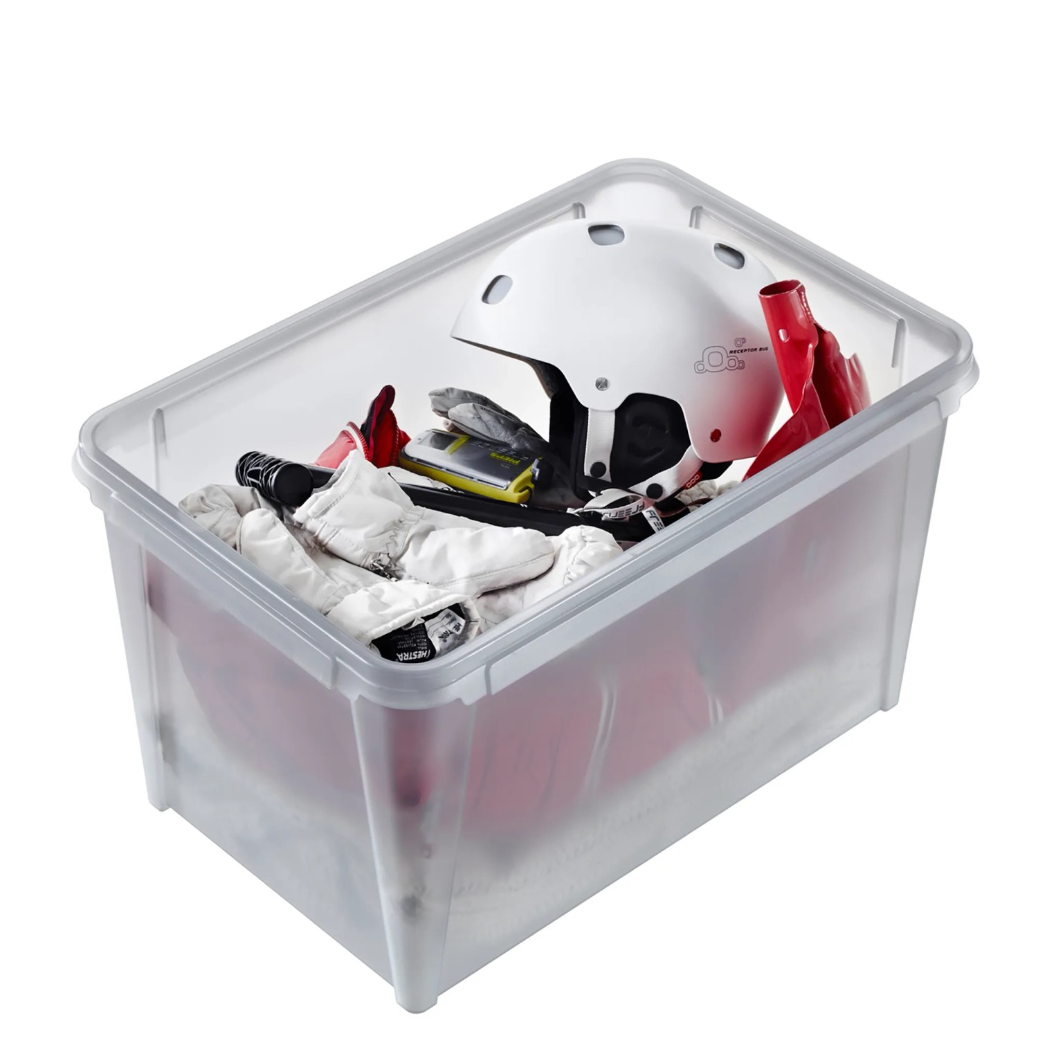 Transparente SmartStore Dry 45 Aufbewahrungsbox mit Winterausrüstung wie Helm und Handschuhen.
