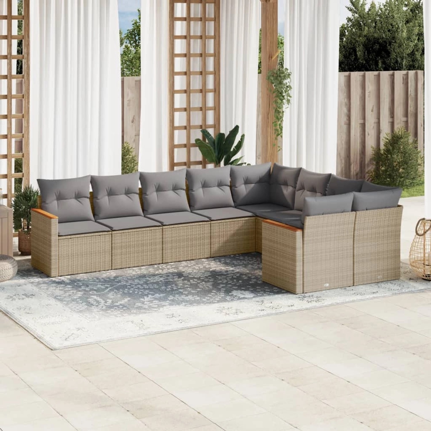 Beige 9-tlg. Garten-Sofagarnitur aus Polyrattan mit hellgrauen Kissen.