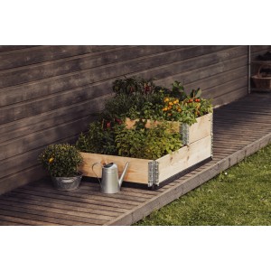 Upyard Bodenschutzschale 120x80 cm unter Hochbeet mit Pflanzen, Gießkanne und Blume auf Terrasse.