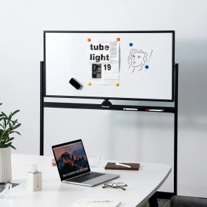 Mobiles Costway Whiteboard mit Ständer und Rollen, 120x60 cm, im Büro.