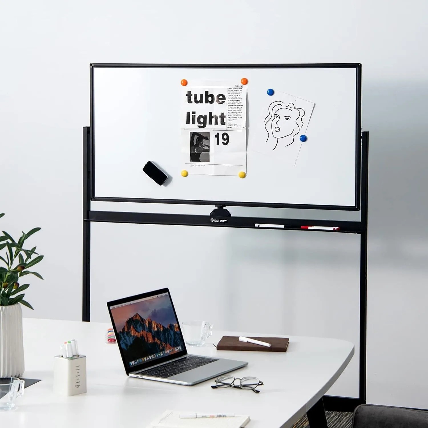 Mobiles Costway Whiteboard mit Ständer und Rollen, 120x60 cm, im Büro.