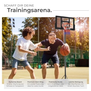 Freistehender Tectake Basketballkorb Dirk Outdoor mit 2 Spielern und Ball.