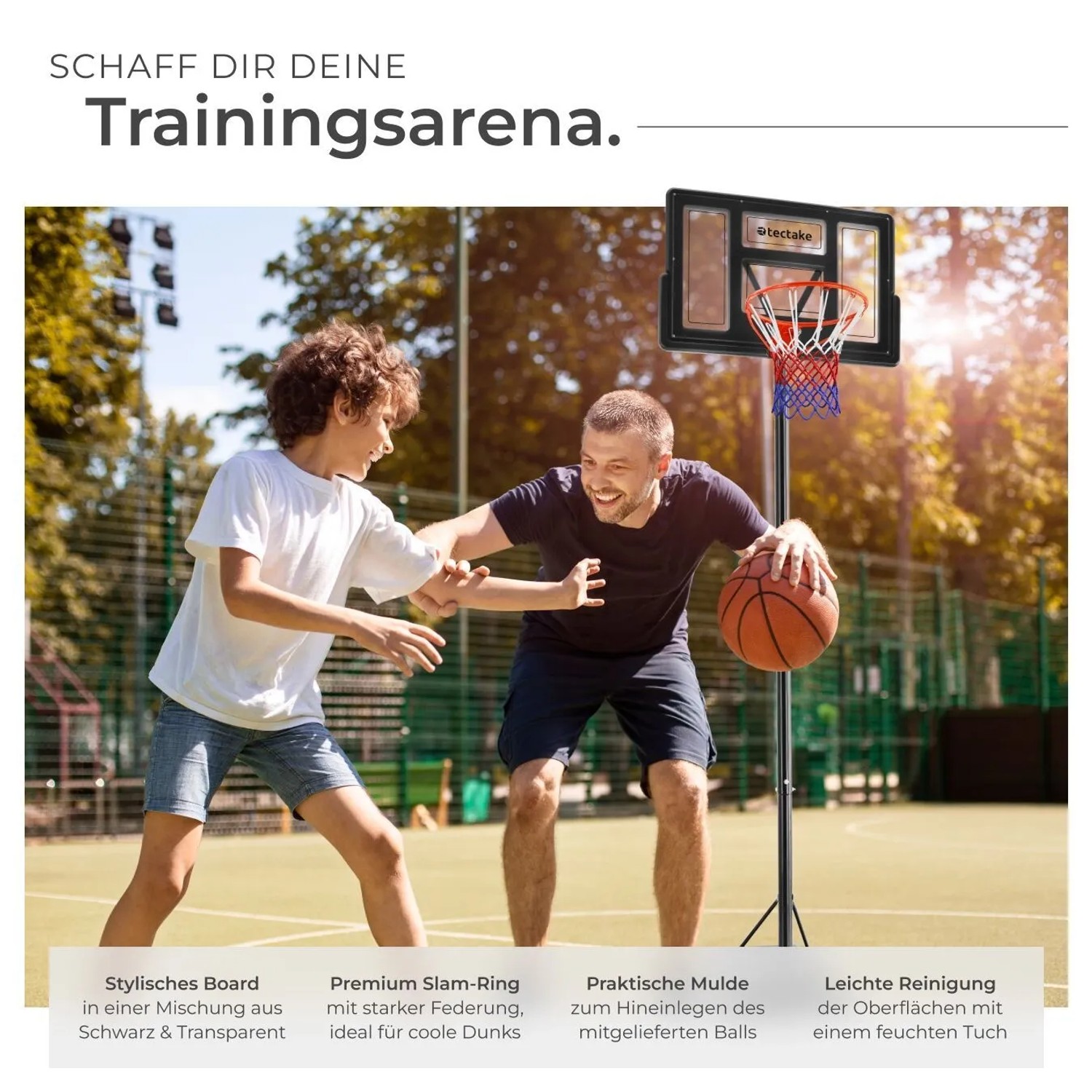 Freistehender Tectake Basketballkorb Dirk Outdoor mit 2 Spielern und Ball.