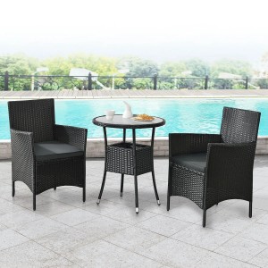 Schwarzes Polyrattan Gartenmöbel Set Bayamo mit Tisch und 2 Stühlen mit dunkelgrauen Auflagen.