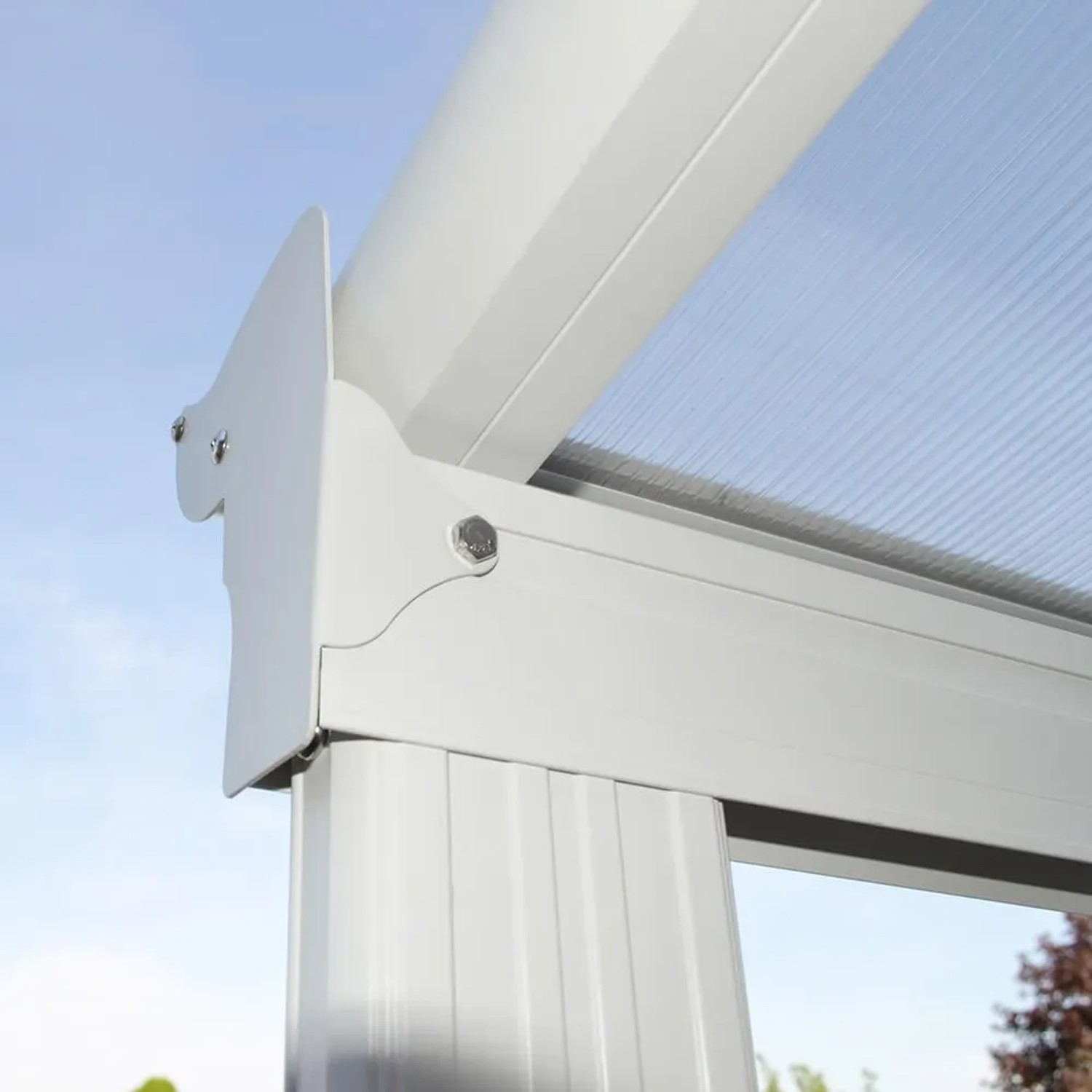 Detailansicht: Weiße Home Deluxe Terrassenüberdachung Solis aus Aluminium mit Hohlkammerplatten.