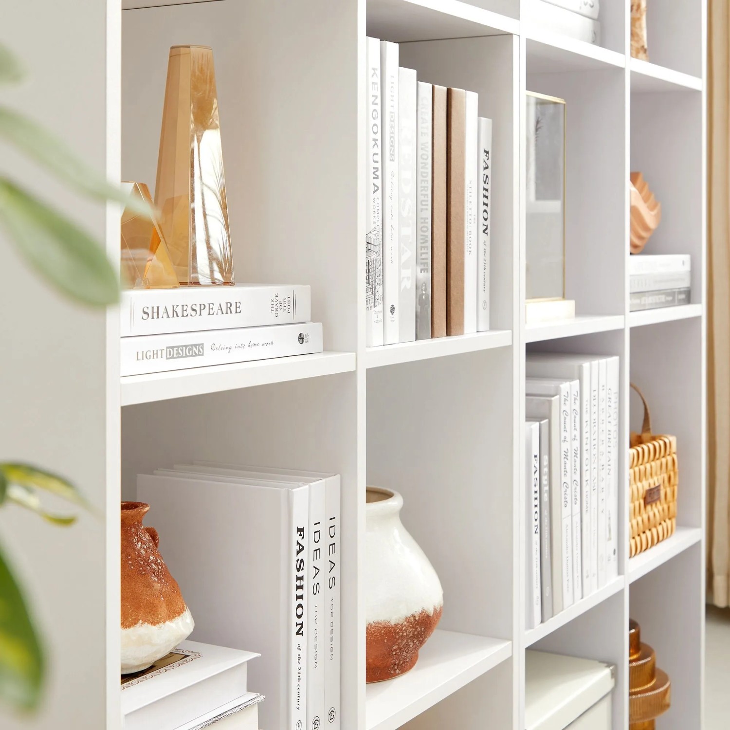Weißes Vasagle Bücherregal mit 6 Fächern, gefüllt mit Büchern und Dekoration.