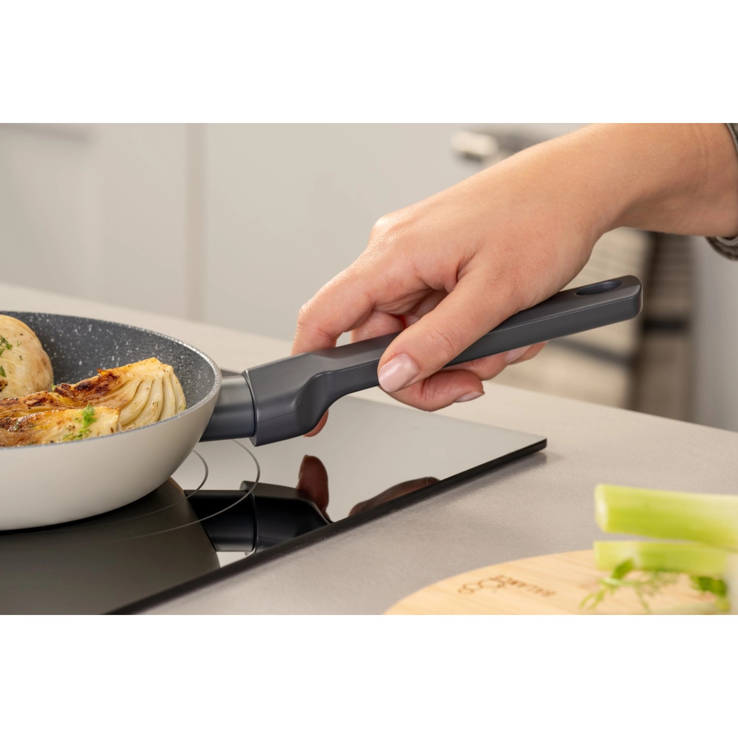 Fackelmann Pfanne Balance 20 cm mit Keramikbeschichtung in Benutzung auf einem Induktionsherd.