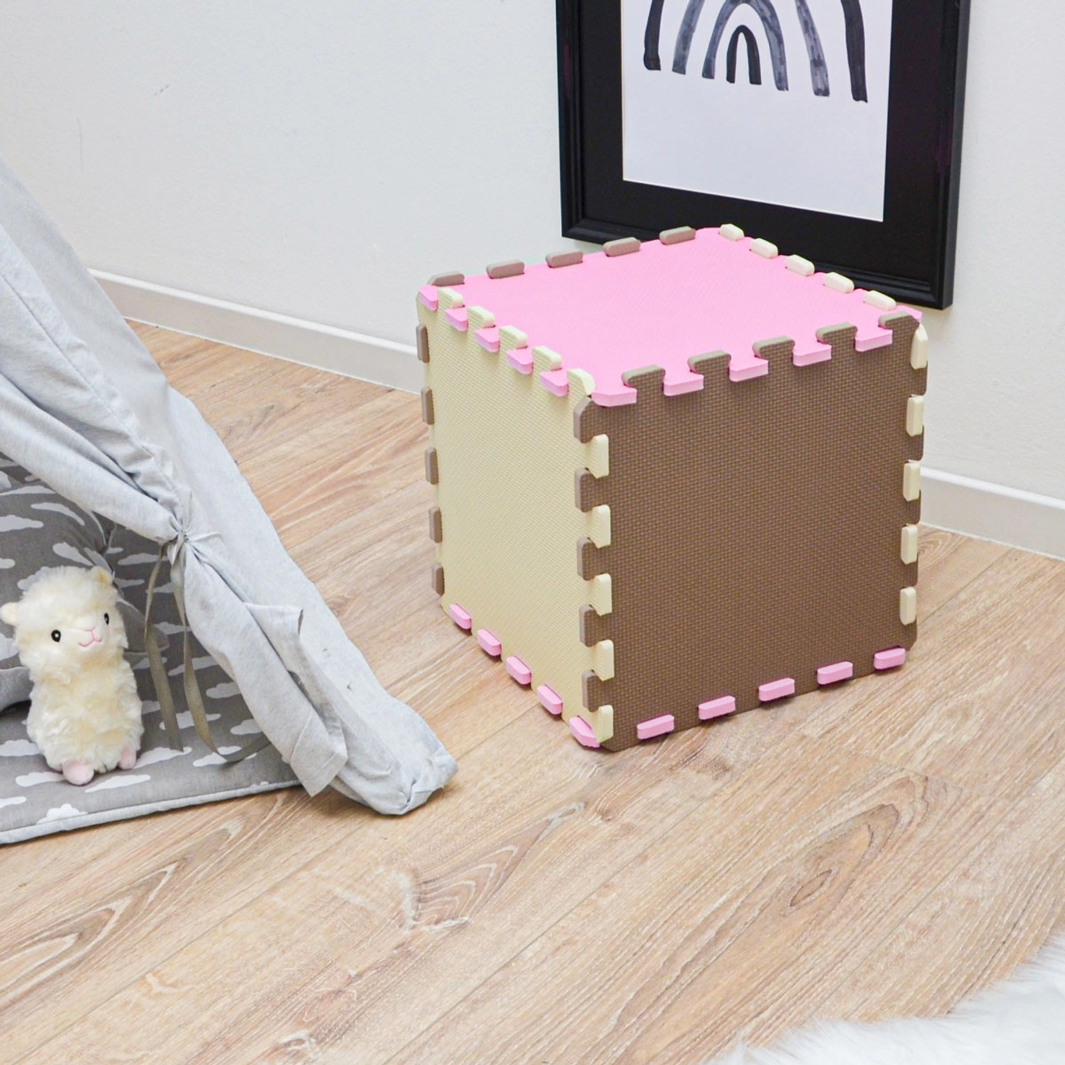 LittleTom Puzzlematte, 27-teilig in Beige, Braun und Pink als Würfel aufgebaut.