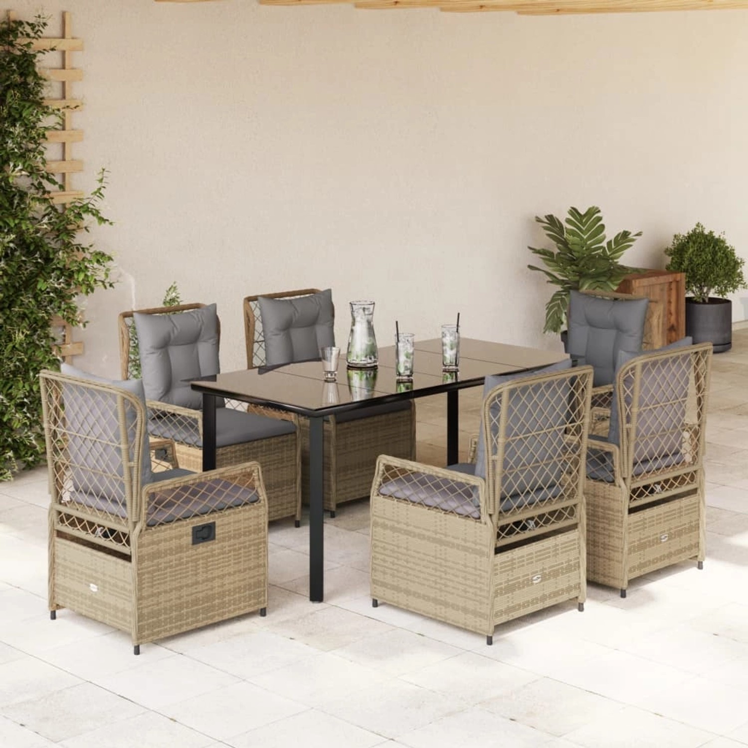 7-teilige Garten-Essgruppe aus Poly Rattan in Beige mit Tisch und Stühlen mit grauen Kissen.