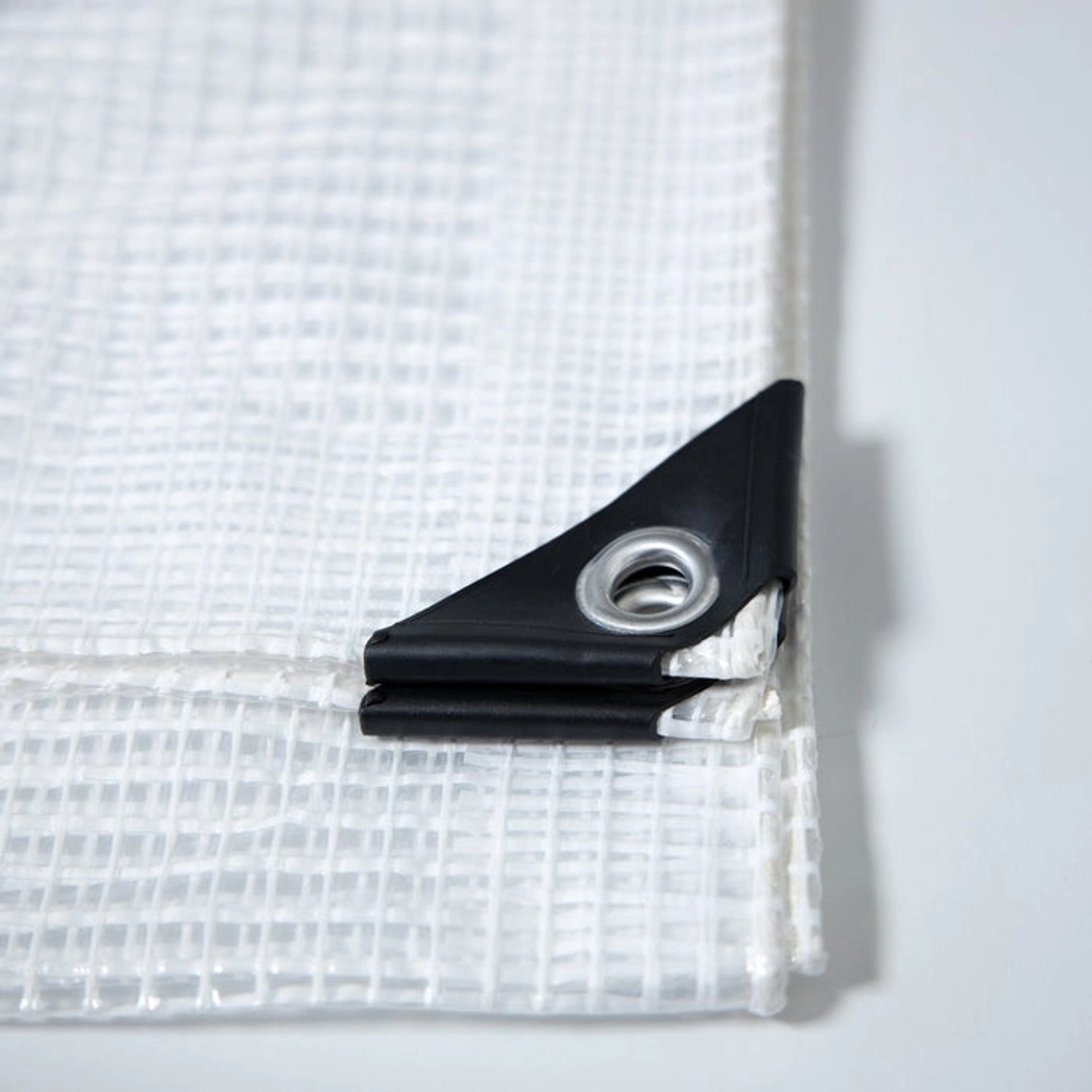 Detailaufnahme: Weiße KARAT Abdeckplane (8x14m) mit Öse. Reißfest, wasserdicht, ideal für Bau & Garten.