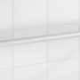 Weißer Wenko Badetuchhalter Basic aus Edelstahl, 60 cm, rostfrei an weißer Wand.