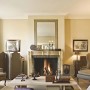 Wohnzimmer mit Kamin und ORAC DECOR Zierleisten C333 LUXXUS als Deckenabschluss.