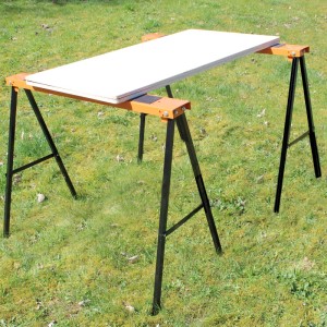 2er Set TRUTZHOLM Klappböcke, je 250 kg Traglast, Stahl, orange/schwarz, mit Holzplatte.