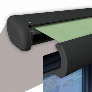 Elektrische Kassettenmarkise in Anthrazit mit lindgrünem Tuch, teilweise ausgefahren.