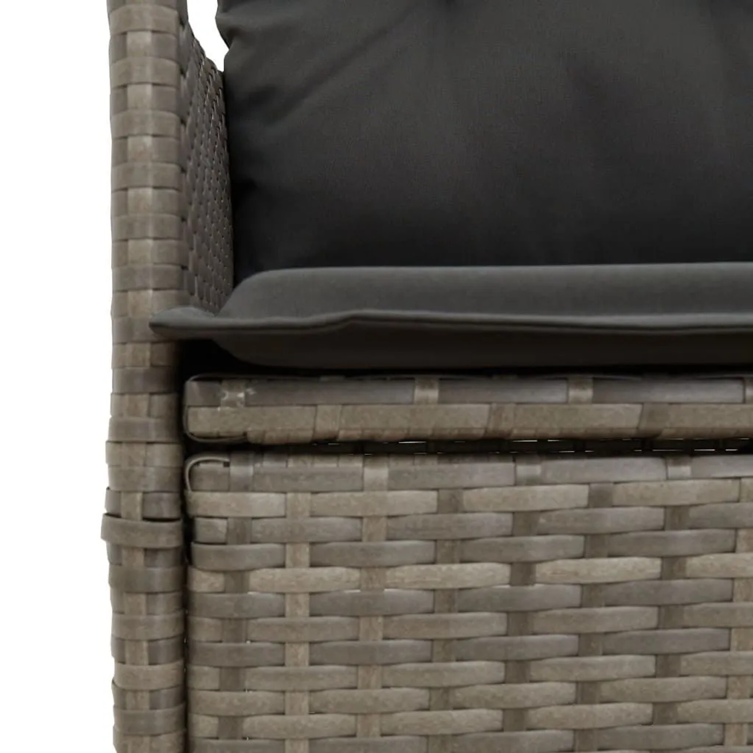 Grauer verstellbarer Poly Rattan Gartensessel mit dunklen Kissen. Detailansicht der geflochtenen Struktur.