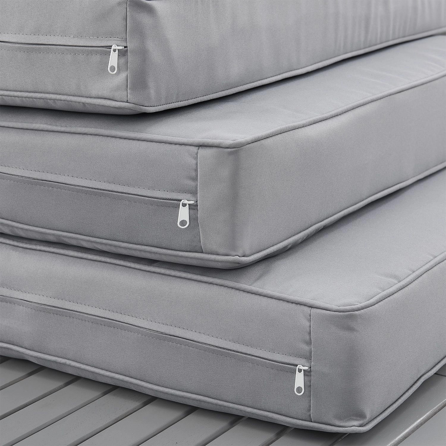 Hellgraue Kissen der Juskys Gartenmöbel Lounge St. Tropez. Waschbare Bezüge mit Reißverschluss.