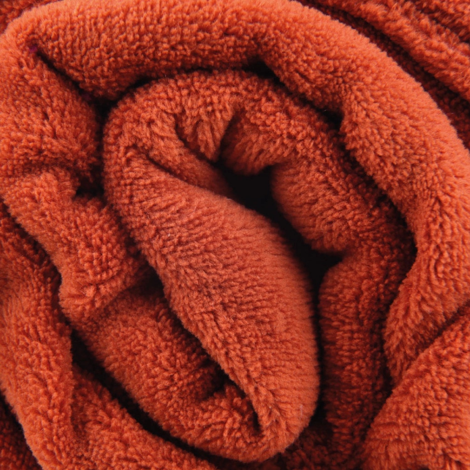 Gerollte, terracottafarbene Bestlivings Babydecke aus Mikrofaser (80x120 cm).