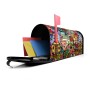 Offener, schwarzer Banjado US Briefkasten mit Funky Town Motiv und roter Fahne. Briefe ragen heraus.