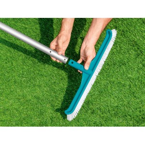 Bestway Flowclear Poolbürste mit Teleskopstange zum Reinigen des Pools.