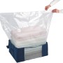 Wenko Vakuum Soft Box Air L Blau mit Textilien und Vakuumbeutel für platzsparende Aufbewahrung.