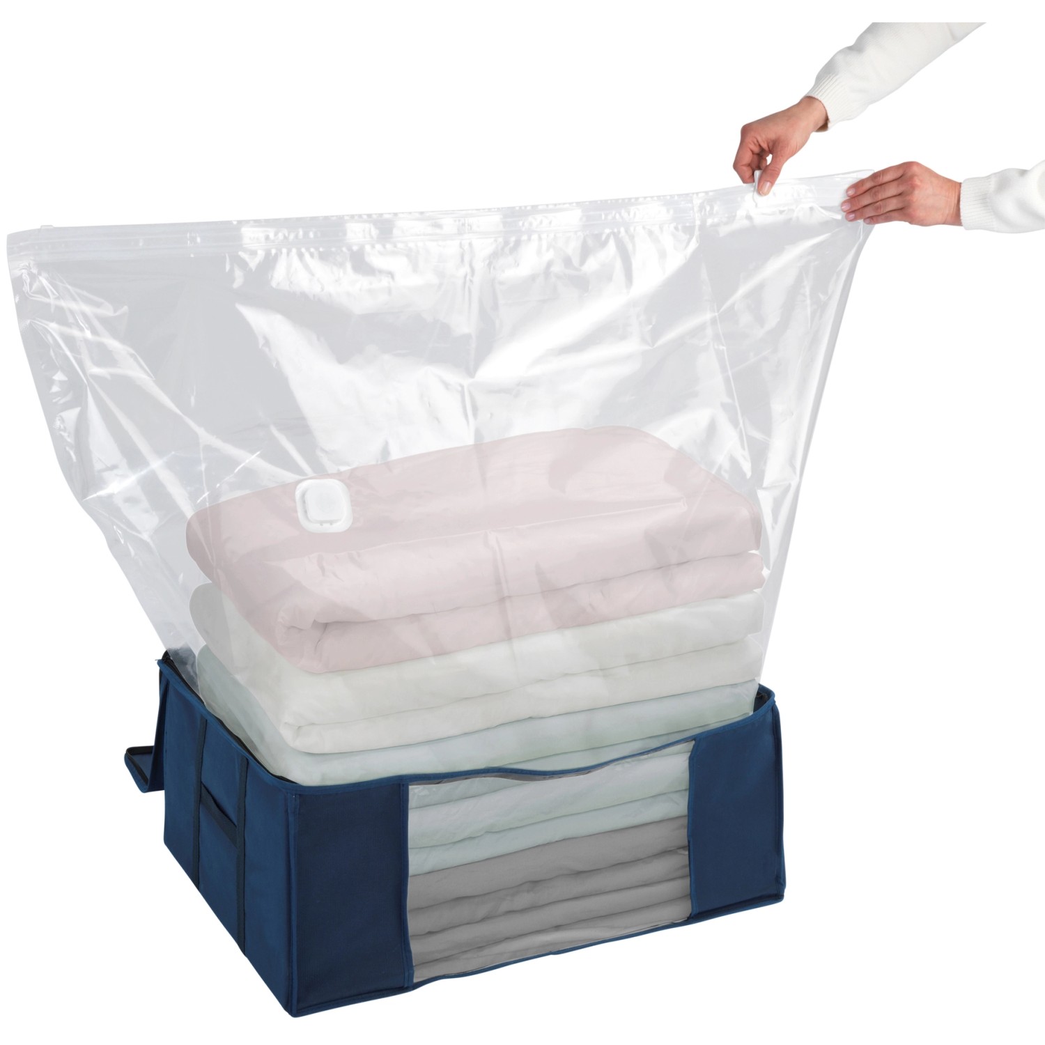 Wenko Vakuum Soft Box Air L Blau mit Textilien und Vakuumbeutel für platzsparende Aufbewahrung.