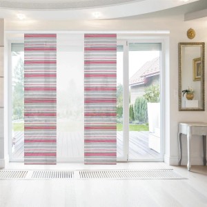 Bestlivings Schiebegardine Elena 3er Set, gestreift in Hellgrau und Himbeere vor Fenster.