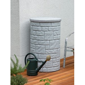 Arves Regentonne Arcado 230 l in Granit-Optik mit Gießkanne im Garten.