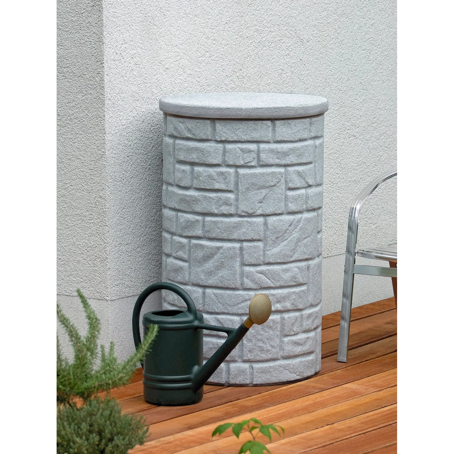 Arves Regentonne Arcado 230 l in Granit-Optik mit Gießkanne im Garten.