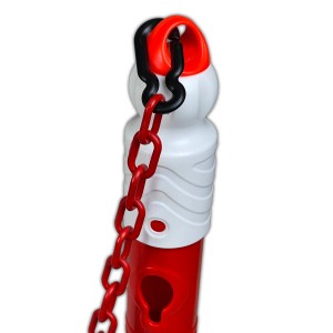 Detailaufnahme Kettenpfosten rot-weiß mit Kette, Teil des UvV Quad 4er Sets Absperrband.