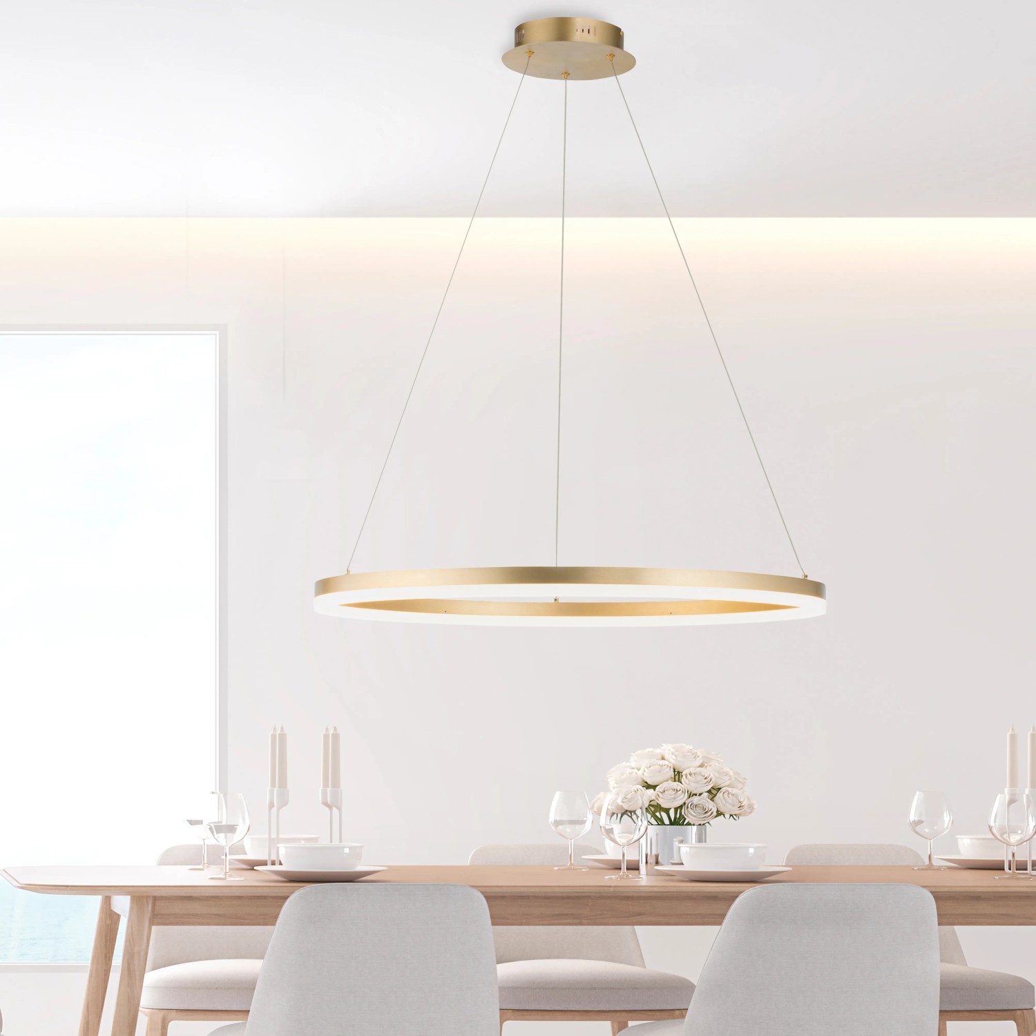 Moderne Paul Neuhaus LED-Pendelleuchte Helia, 80 cm, Messing matt über Esstisch.